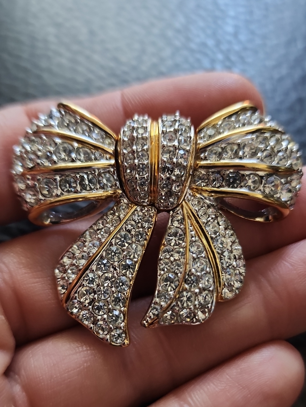 VTG Gold and Crystal Bow Brooch - Elegant Women's Jewelry